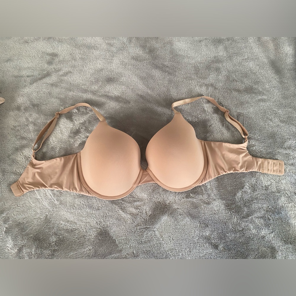 Victoria’s Secret woman underwire Tan Bra. Size 34DD adjustable straps